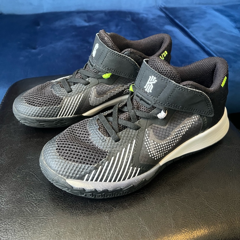 Nike Kyrie Shoes size youth 1.5